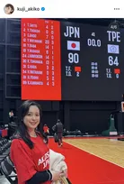 渡邊雄太選手の妻・久慈暁子、ユニホーム姿の“密着”夫婦ショット公開に「素敵なツーショット」「勝利の女神」と反響