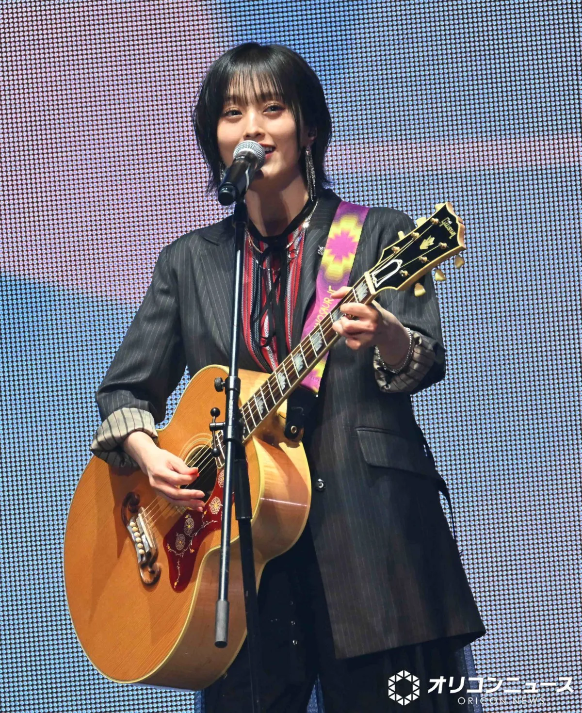 山本彩、「365日の紙飛行機」でギター生演奏！渡辺美優紀・渋谷凪咲・市川美織らと「ナギイチ」も【AKB48 20周年記念コンサート】