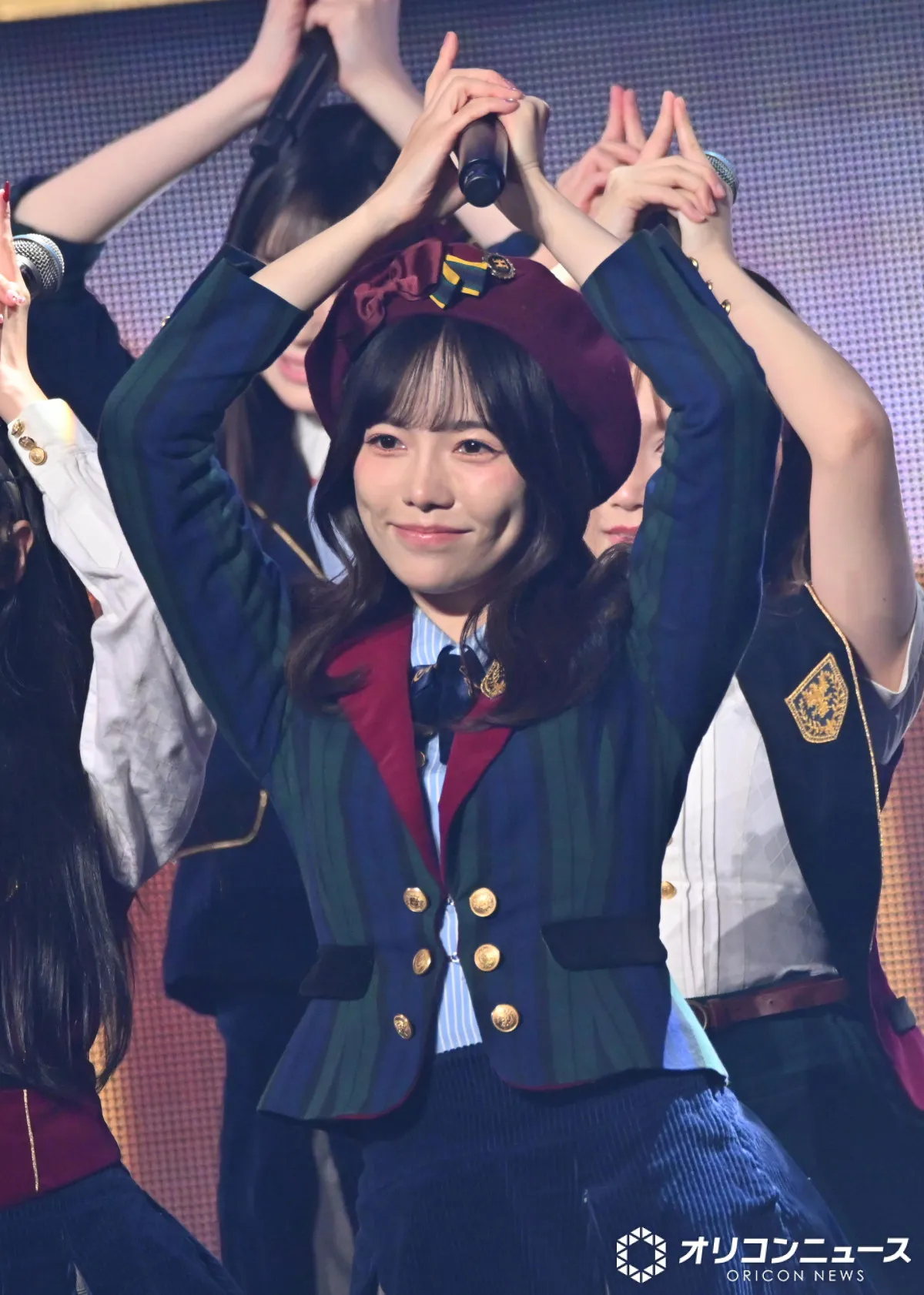 島崎遥香、AKB48”20周年記念公演”サプライズ登場！…もまさかの1曲で帰宅　高橋みなみも驚き「ぱるるっぽ！」