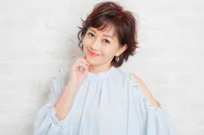 「56歳にはとても見えない」浅香唯、バースデー報告の最新ショットに反響「可愛いすぎる」「唯一無二な永遠のアイドル」