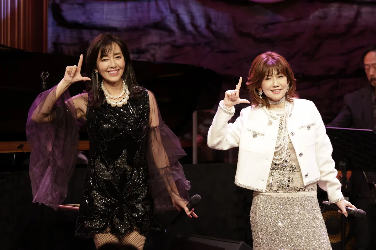松本伊代＆早見優、“L-O-V-E”がテーマのコンサートを開催　観客のヒロミのうちわに笑顔「ありがとうございます！」
