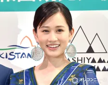 前田敦子、AKB48 20周年記念公演に初登場　「桜の木になろう」→「フライングゲット」披露でファン熱狂