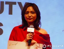 川口春奈、美肩あらわな赤ドレスで存在感放つ　Qoo10イベントに初登壇