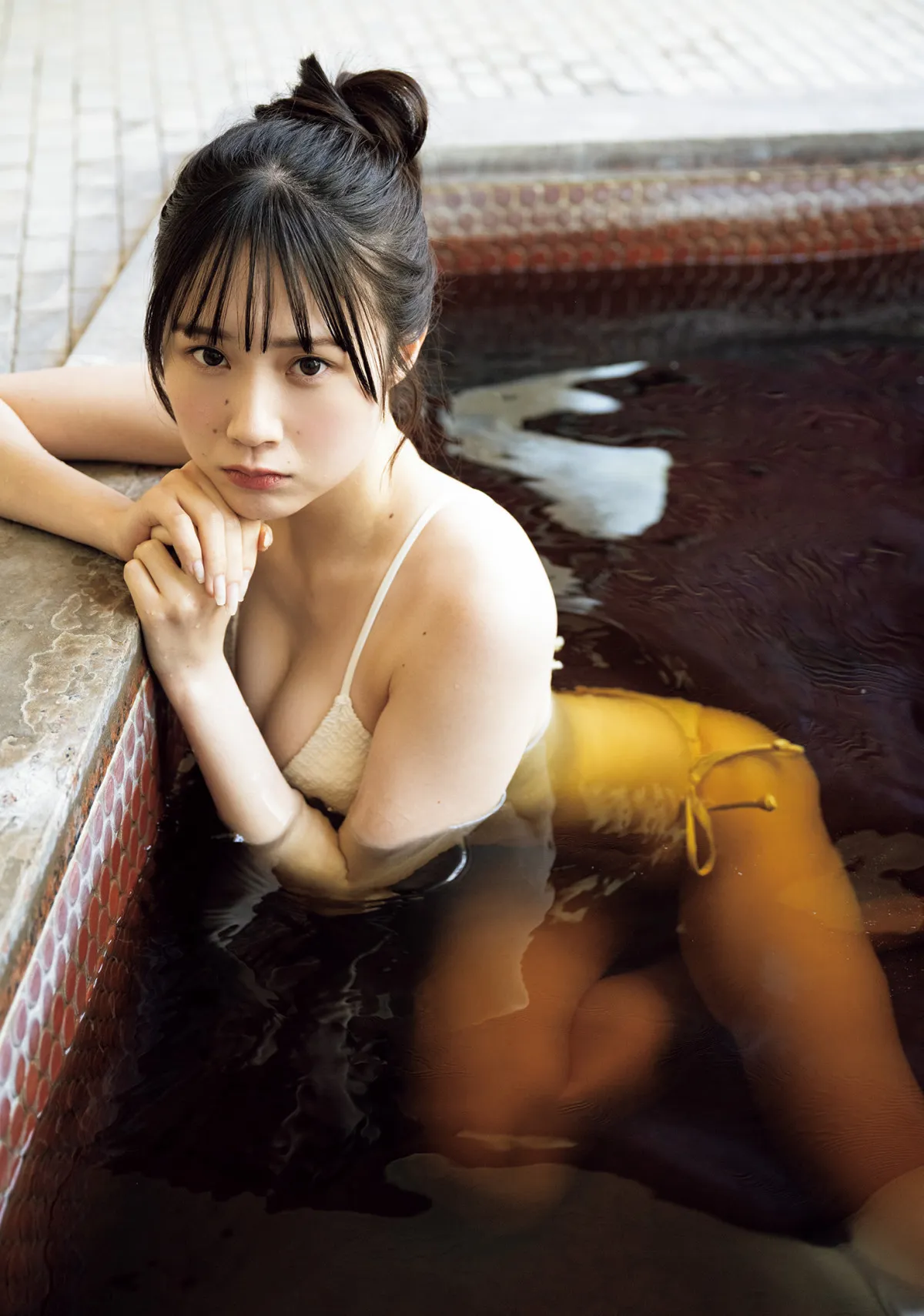 菅谷夏子、海・浴衣・入浴で見せた多彩な“清楚×艶やか”　『旬撮GIRL Vol.27』に登場