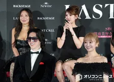 ローランド、華やかなキャバ嬢軍団に囲まれる　大胆衣装、入れ墨、ガン闘病…　個性派ぞろい