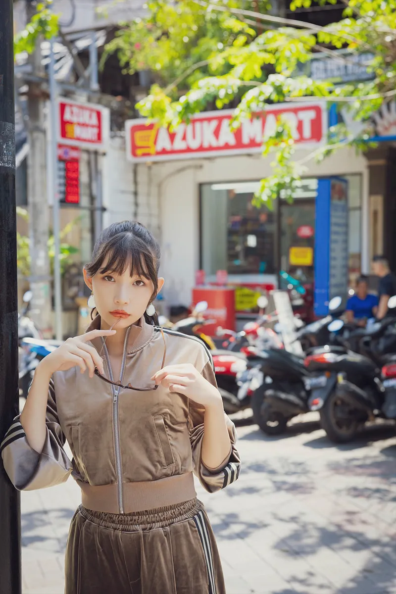 早稲田大卒“令和の美脚クイーン”波崎天結、自ら写真をセレクトした過去最大露出の2nd写真集『丸みの誘惑』発売決定