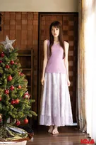 乃木坂46矢田萌華、『BOMB』初表紙で“クリスマス”グラビア披露　真っ白な素肌のぞくノースリニット姿も【独占カットあり】