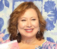 勝野洋の妻・キャシー中島、草花でにぎわう自宅リビングを紹介「私の大好きがここにあります」　大きく育ったモンステラなど緑いっぱいの空間に