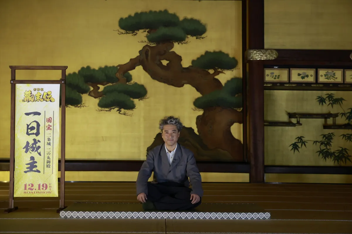 ムロツヨシ、坂本龍馬の命日に二条城で“一日城主”に　大政奉還の場で感慨　社会科学中の小学生たちと交流も