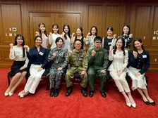 ミス日本コンテストファイナリスト、現役自衛隊員から日本の安全と繁栄を守る活動を学ぶ