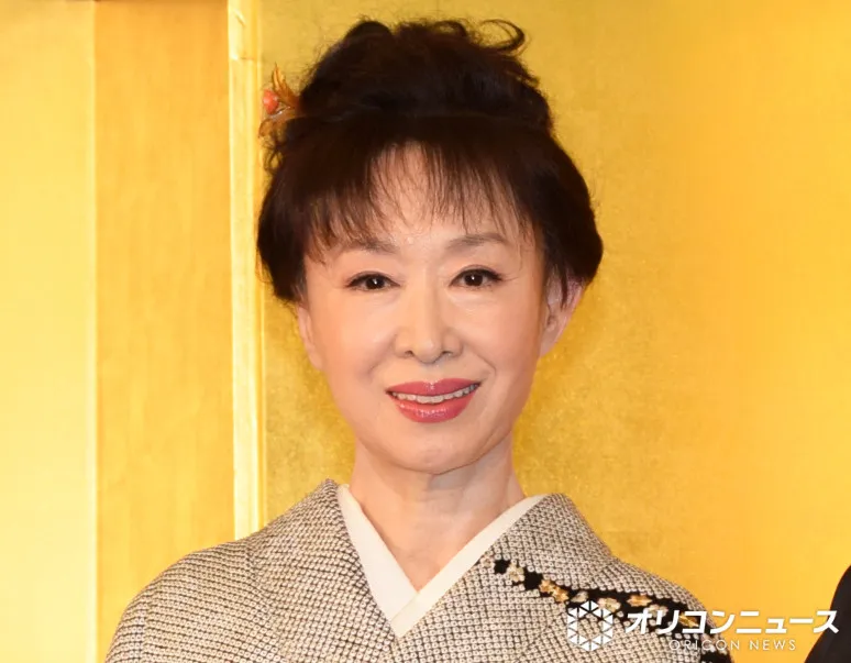 84歳・三田佳子、ウミヘビ剥製を肩に背負ったショットに反響「ゾワゾワしながら妙な親しみを」