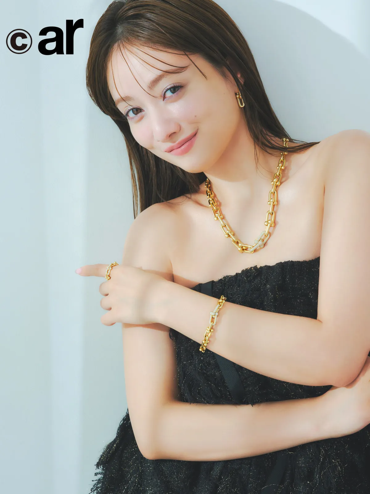 谷まりあ、美しい“発光ボディ”披露　ティファニーまといラグジュアリーに　『ar』連載に登場