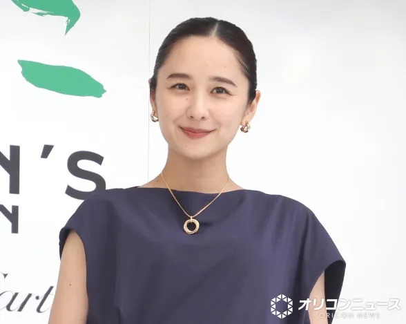 27歳・堀田真由、薬指に輝く大きな指輪＆ウェディングドレス姿に反響「めちゃくちゃ美しい」「純白似合いすぎます」
