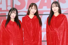 グラビアオーディション『ミスSPA!2025』グランプリ、るか・空見みあ・三木優彩お披露目　美ボディを赤マントに隠して登場