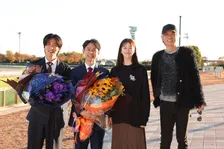 妻夫木聡＆目黒蓮『ザ・ロイヤルファミリー』クランクアップ　佐藤浩市＆松本若菜が“極秘サプライズ”で涙の門出