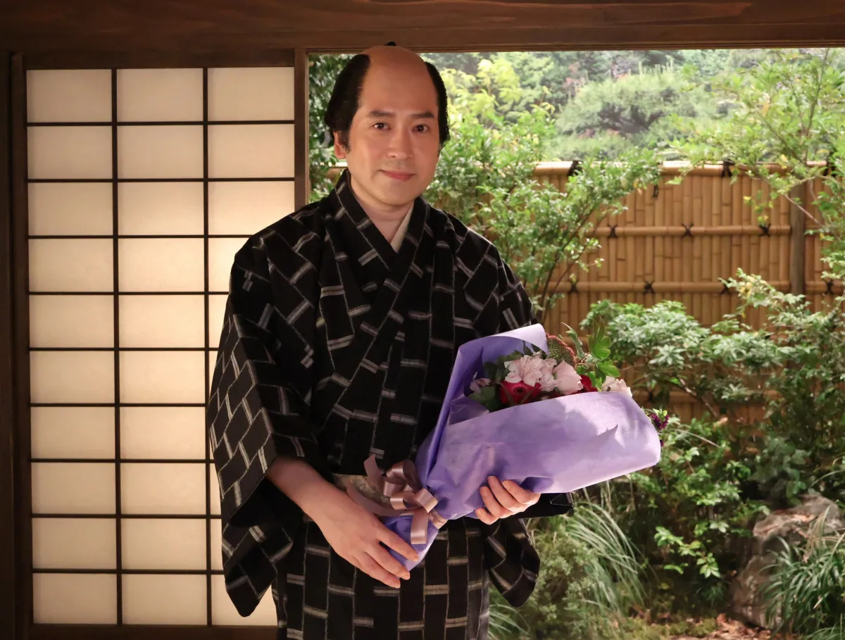 又吉直樹「先輩たちに負けないように面白い作品を作りたい」　『べらぼう』クランクアップ