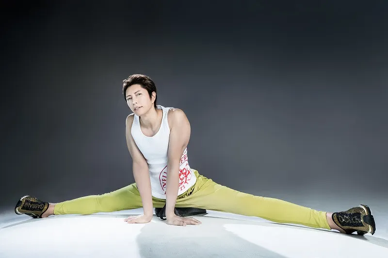 GACKT、大開脚のしなやかボディ新ショット公開　ストレッチ専用クッション開発