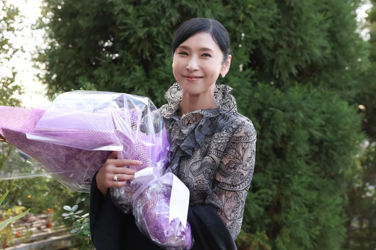 黒木瞳「栗須さんの泣き顔に惚れました（笑）」　『ザ・ロイヤルファミリー』クランクアップ