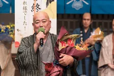 ジェームス小野田「65歳で大河ドラマに初出演、すごく感謝しております」　『べらぼう』クランクアップ