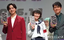 SUZUKA＆原田泰造＆寺西拓人、池袋で“ゲリラチラシ配り”「ハンドクリームが効きました」