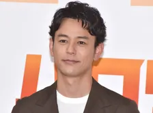 妻夫木聡、“夫婦”で卒業式に出席「美男美女しかいない」「翔平君卒業おめでとう」　『ザ・ロイヤルファミリー』オフショットに反響