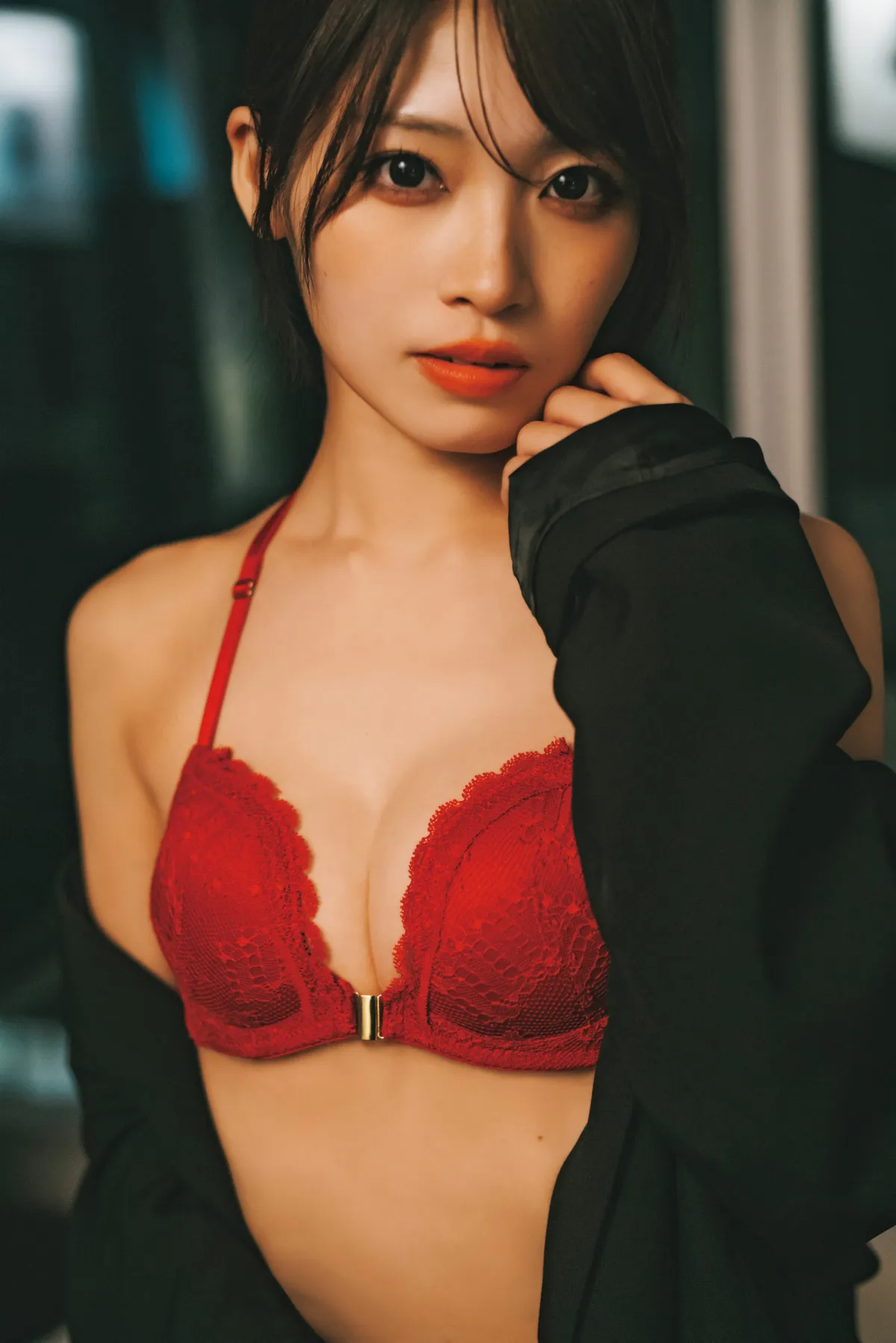 SKE48入内嶋涼、真っ赤なランジェリー最新先行カット公開　夜のホテルとマッチした印象的な一枚