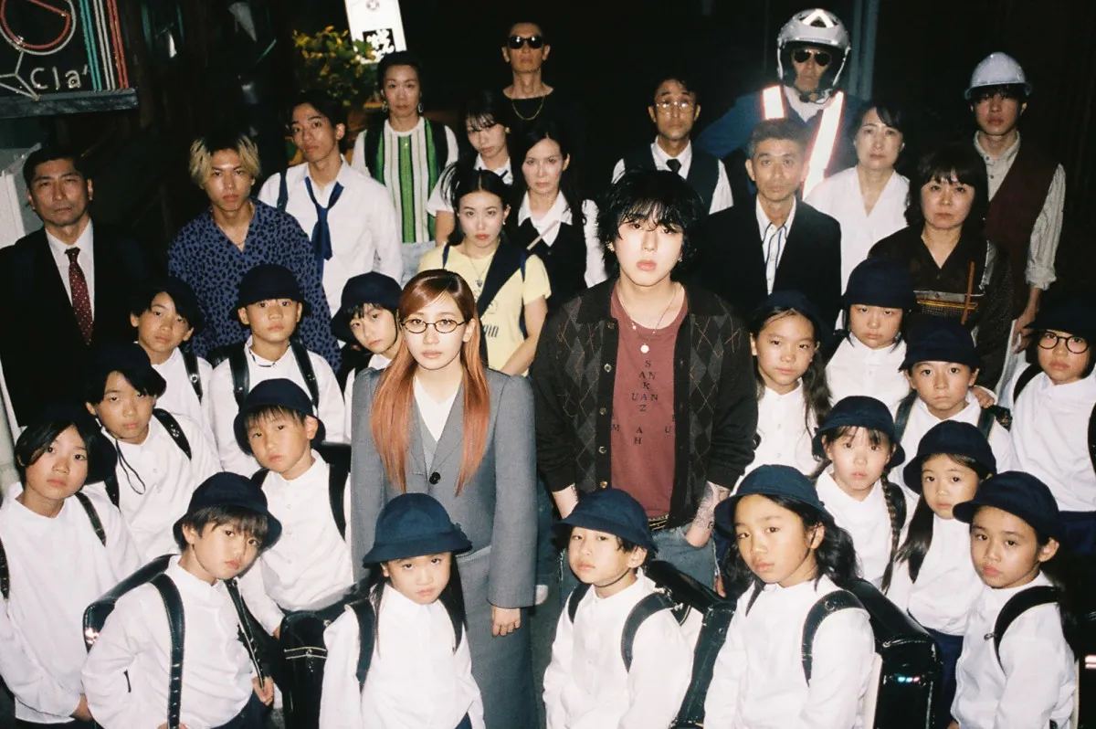 幾田りら×ZICOがコンセプト写真を公開　メガネ＆スーツ姿で子どもに囲まれる…!?