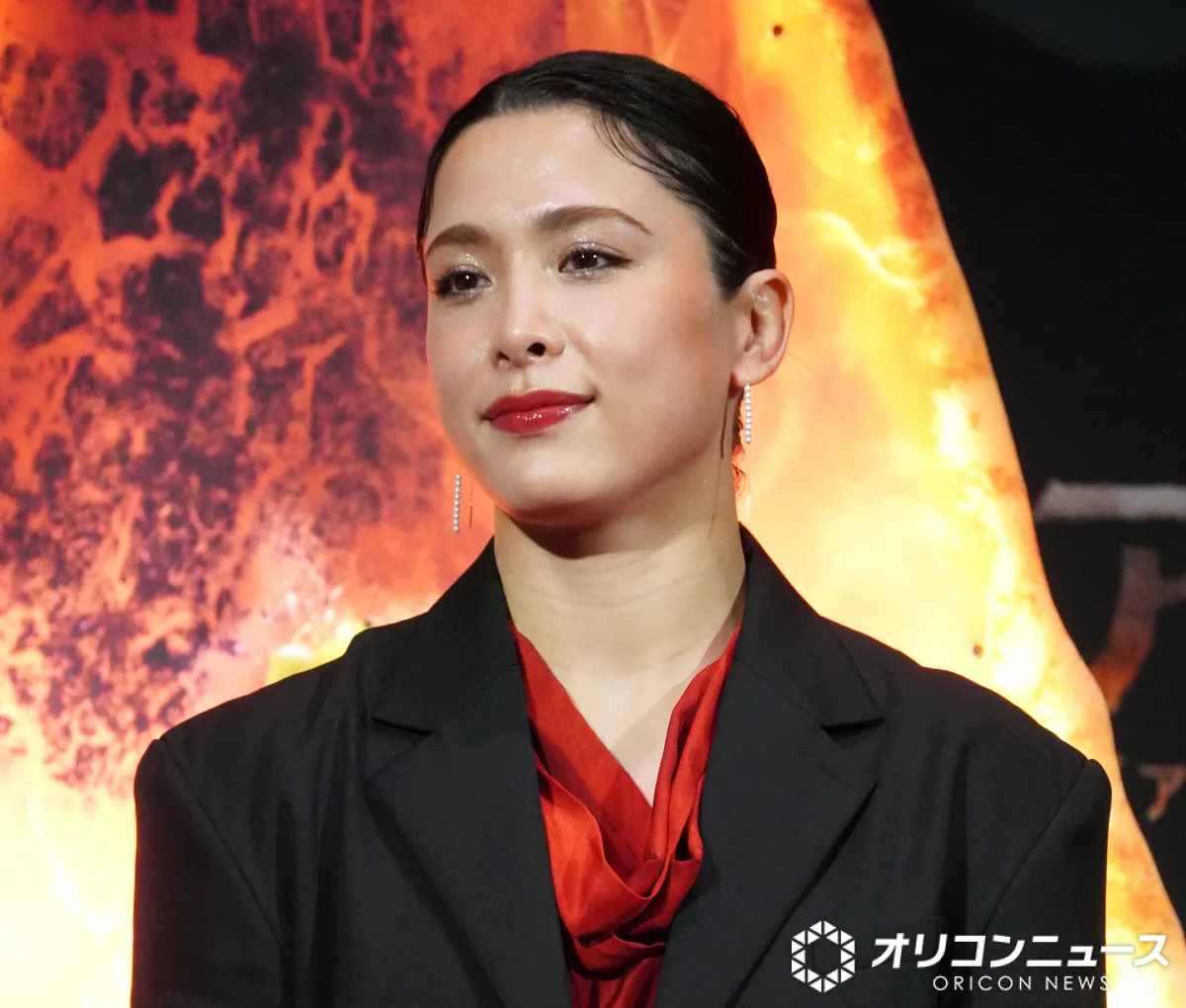 柔道女子金メダリスト・出口クリスタ、美しさあふれるエレガントな装い　レッドカーペットに登場