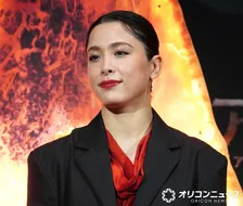 柔道女子金メダリスト・出口クリスタ、美しさあふれるエレガントな装い　レッドカーペットに登場