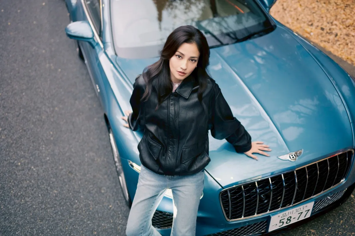 黒木メイサ、超高級外車“ベントレー”で東京を走る　存在感を示し沿道から熱視線