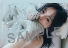 鈴木愛理、宮古島撮影のカレンダー発売　肩あらわなショット掲載　4月始まりで、“1月始まり”の未公開カット収録