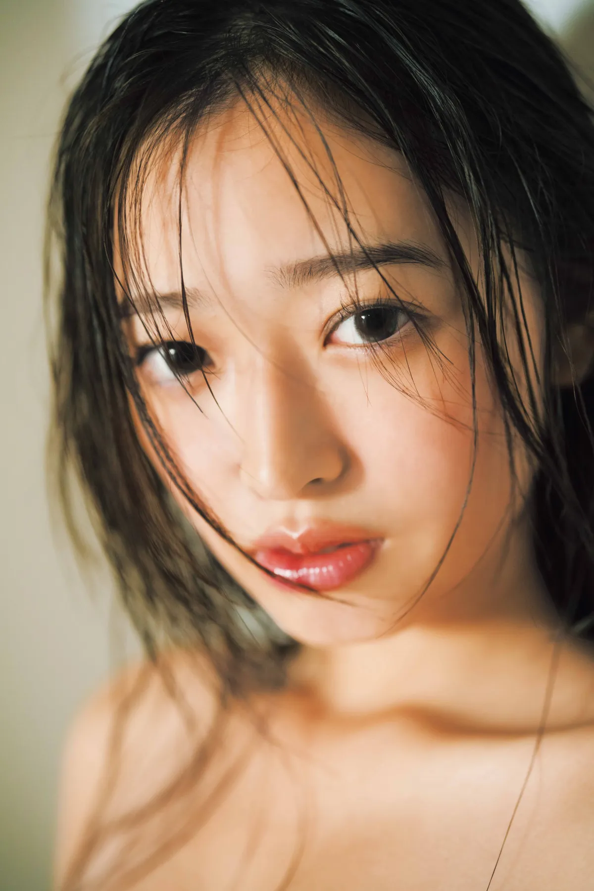 黒江こはる、赤色ビビッドな水着姿　『ヤンジャン』大反響受け2度目の登場