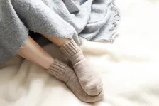 「暖かさがここまで続くとは！」“冷え性さん”におすすめのホカロン・まるでコタツなど人気のあったかソックス