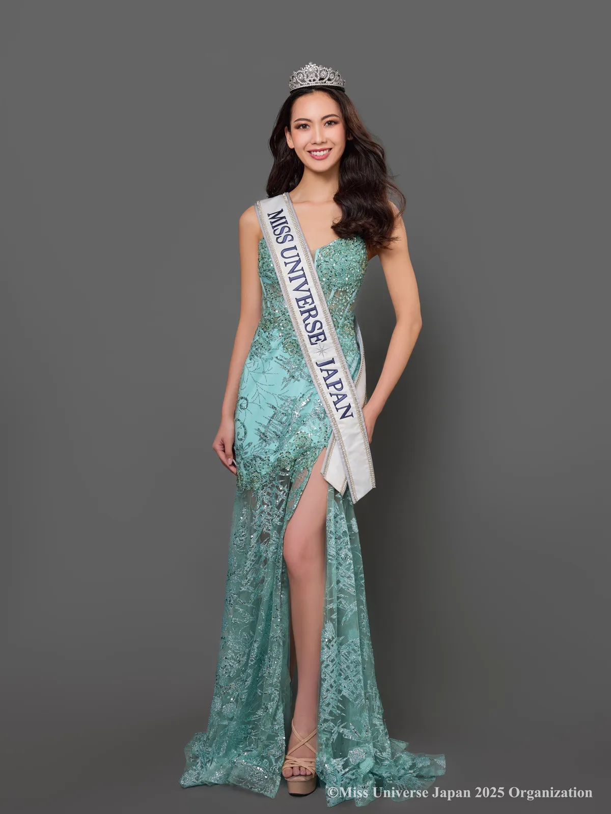 ミス・ユニバース・ジャパン2025の橋本佳央理、世界大会でした着用したドレスを披露　168cmの身長、美脚を際立たせる装いの数々