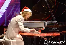 YOSHIKI、ファンに粋なプレゼント　サンタ姿で「Silent night」を生演奏　今年の『紅白』サプライズはナシ「違う仕事が入ってます」