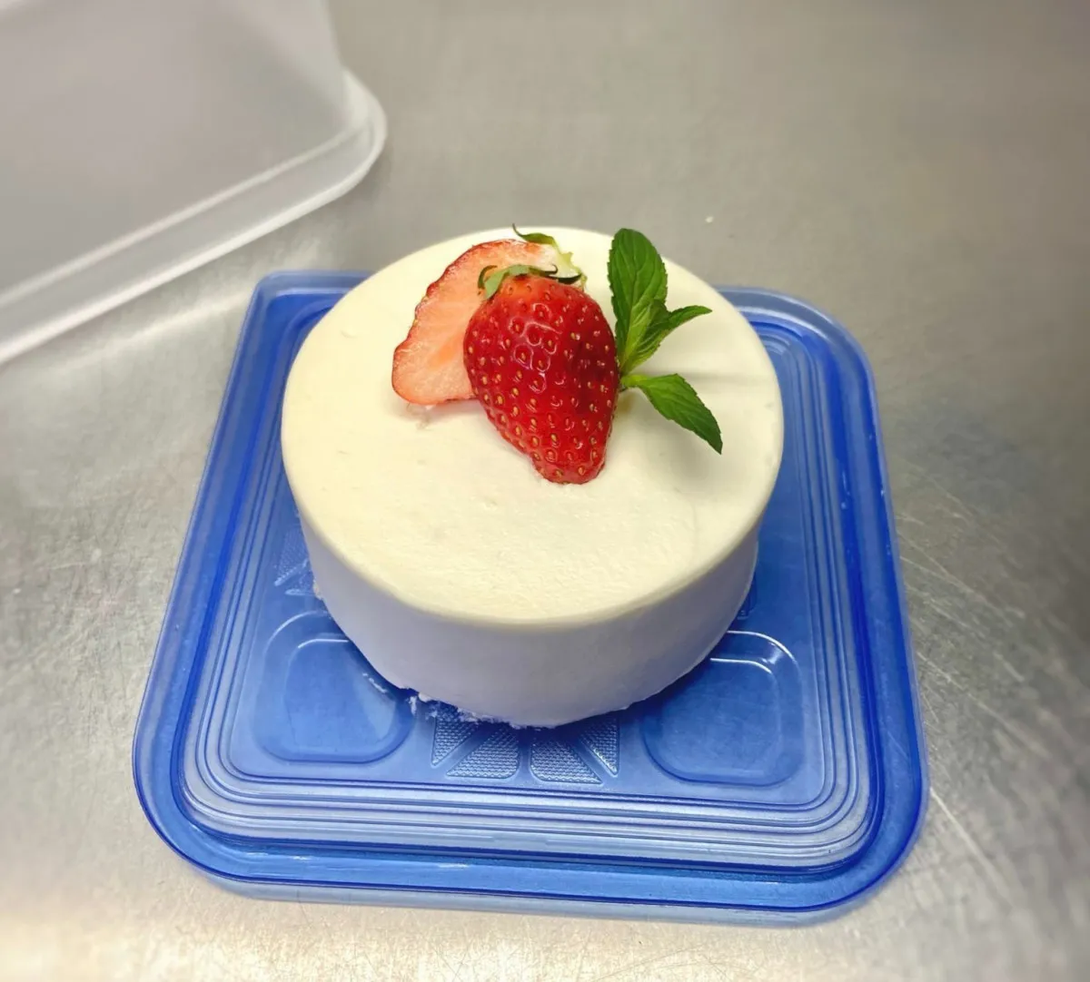 クリスマスを前に…残ったケーキの“画期的な”保存方法に「目から鱗」「すばらしいアイディア!!」