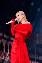 西野カナ、12年ぶりクリスマスライブで4万人動員　活動再開後初の金髪で登場＆“口喧嘩ラブソング”をサプライズ初披露