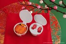 「赤いきつねと緑のたぬき」が“ワイヤレスイヤホン”に　本物そっくりなケースに収納