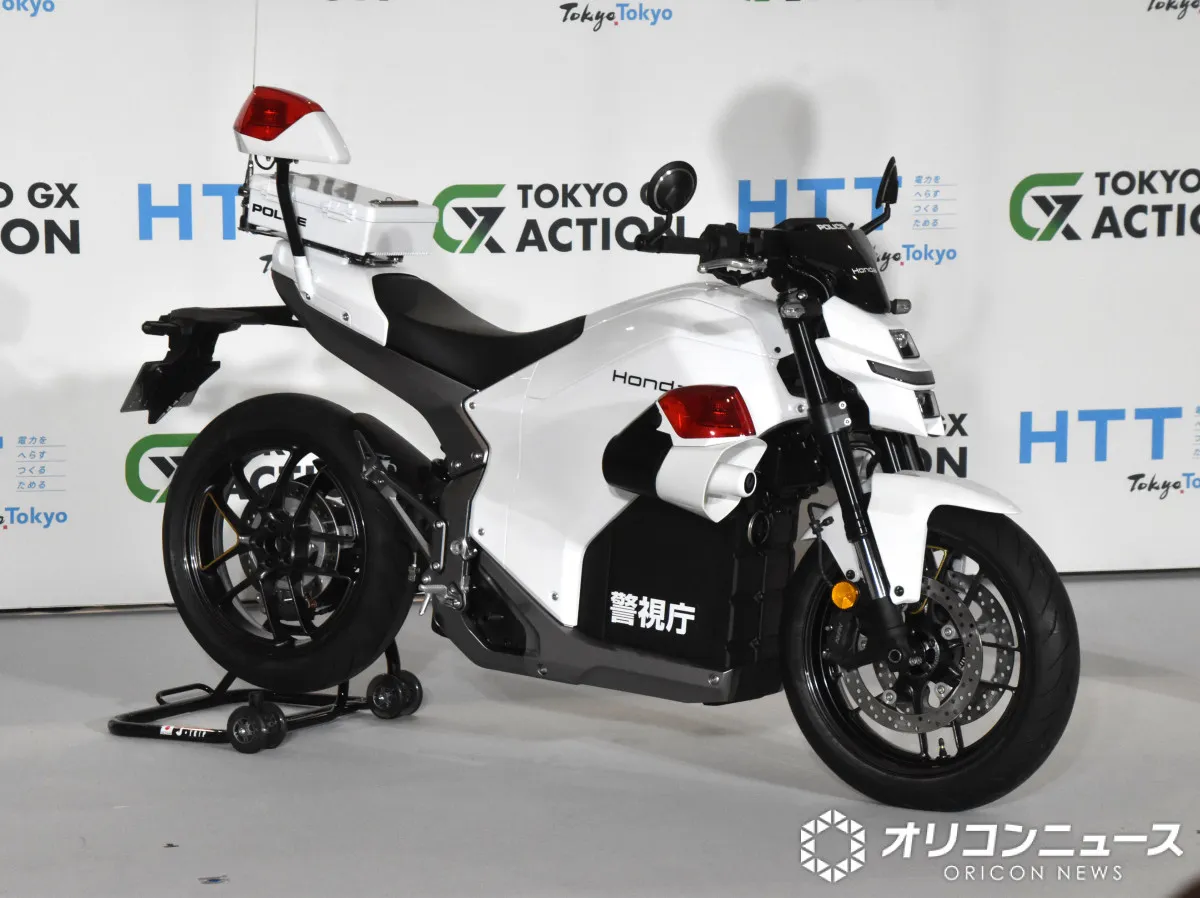 白バイ仕様の国産EVバイクが初公開　来年1月の『箱根駅伝』で使用