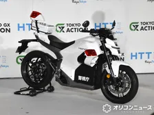 白バイ仕様の国産EVバイクが初公開　来年1月の『箱根駅伝』で使用