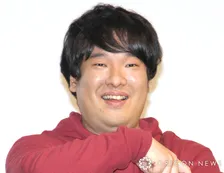 岡崎体育、体調不良のため生配信を延期「発熱と喉の痛みがある為…」「回復につとめさせていただきます」