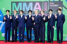 ALPHA DRIVE ONE、初のレッドカーペットに笑顔　『MMA2025』トップバッター登場でドーム熱狂