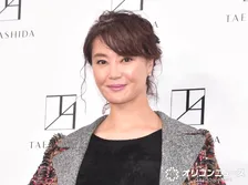 観月ありさ「遂にこの季節が」　愛犬トイプードルの“衝撃”ショットに反響「見事に…」「宇宙と交信してるみたい」「可愛いです」