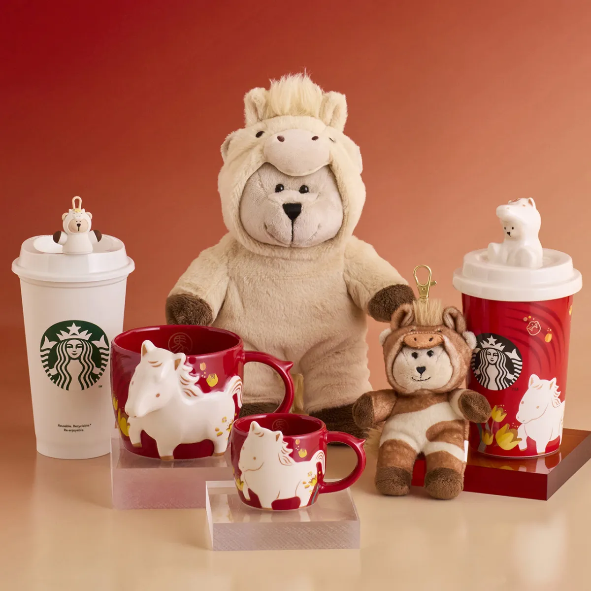 【スタバ新作グッズ】“うま”デザインがずらり マグや「ベアリスタ」で年始を演出