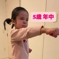 5歳で“平安五段”覚えらえるのすごい…渋すぎる表情で空手の形を披露する少女「この子は只者ではない」「表情はもう黒帯」