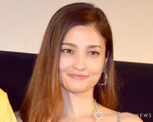 黒木メイサ、高級外車・ベントレーとの2ショットに反響「流石　かっけぇ〜」「似合いすぎ!!」