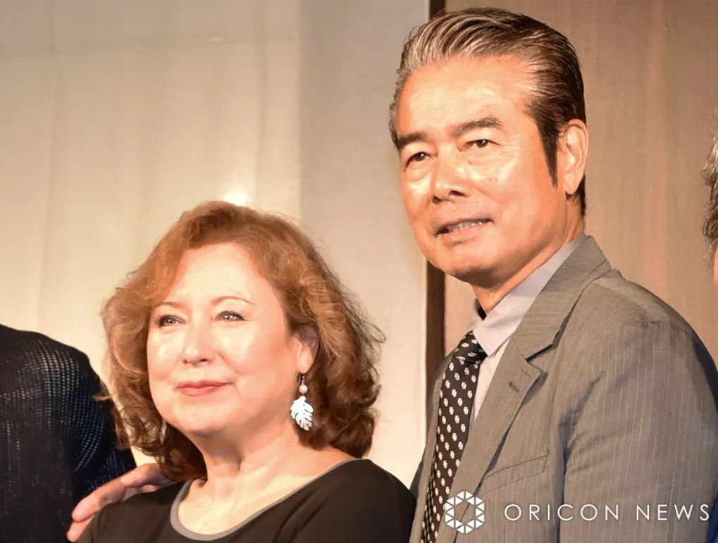 勝野洋の妻・キャシー中島、亡き長女・七奈美さんのために作った手編みマフラーを紹介「石は冷たいから絶対マフラーが必要だものね」　墓石に供える