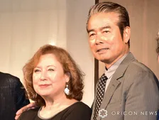 勝野洋の妻・キャシー中島、亡き長女・七奈美さんのために作った手編みマフラーを紹介「石は冷たいから絶対マフラーが必要だものね」　墓石に供える