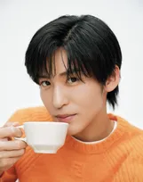 目黒蓮、“めめの朝”の姿を披露＆2026年の小さな目標を語る　最新の自炊事情、体づくり、ワンちゃん…『ESSE』表紙