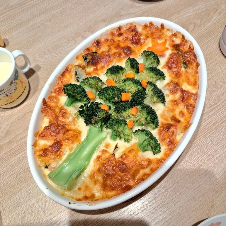 “ダイナミック”な「クリスマスツリーグラタン」が話題　ブロッコリーで作る大胆料理、水溜りボンド・トミーも絶賛